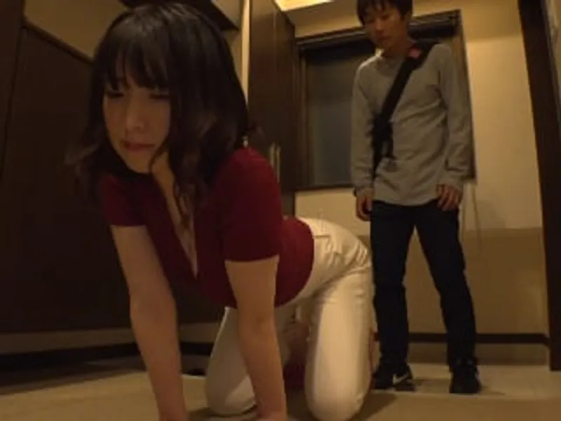 Chồng yêu lo làm việc, Người vợ ở nhà lén lút với cậu thanh niên phòng bên