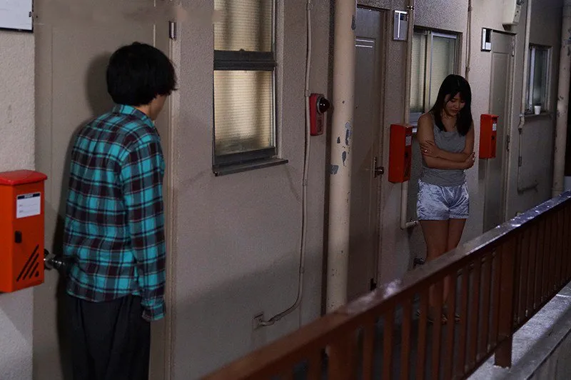 Bí mật vụng trộm với cô nàng cạnh nhà cãi nhau bị Ông xã đuổi ra cửa