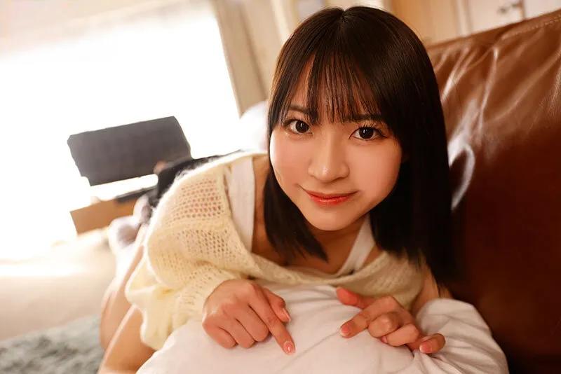 Chị gái lần đầu có anh người yêu còn nhiều ngỡ ngàng nên mượn cây hàng thằng em tập trước