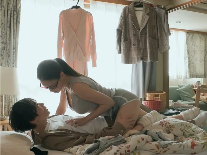 được chị nhà cạnh bên "an ủi" khi nhân tình đi ngoại tình